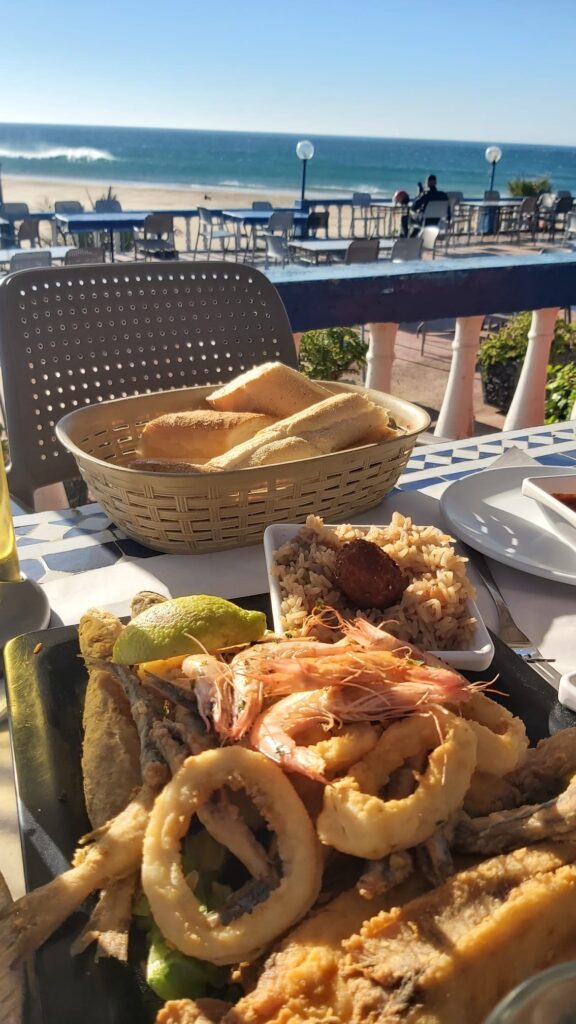 Fritura de pescado en playa Sol Donde comer pescado en Tánger